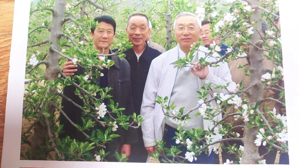 惠農網農技專家李根寬:40余年果樹管理經驗 指導“果”然好