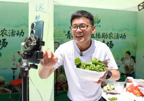 90后村官歐陽曙光:“小屏幕”打開大市場,銷售農產品超300萬元